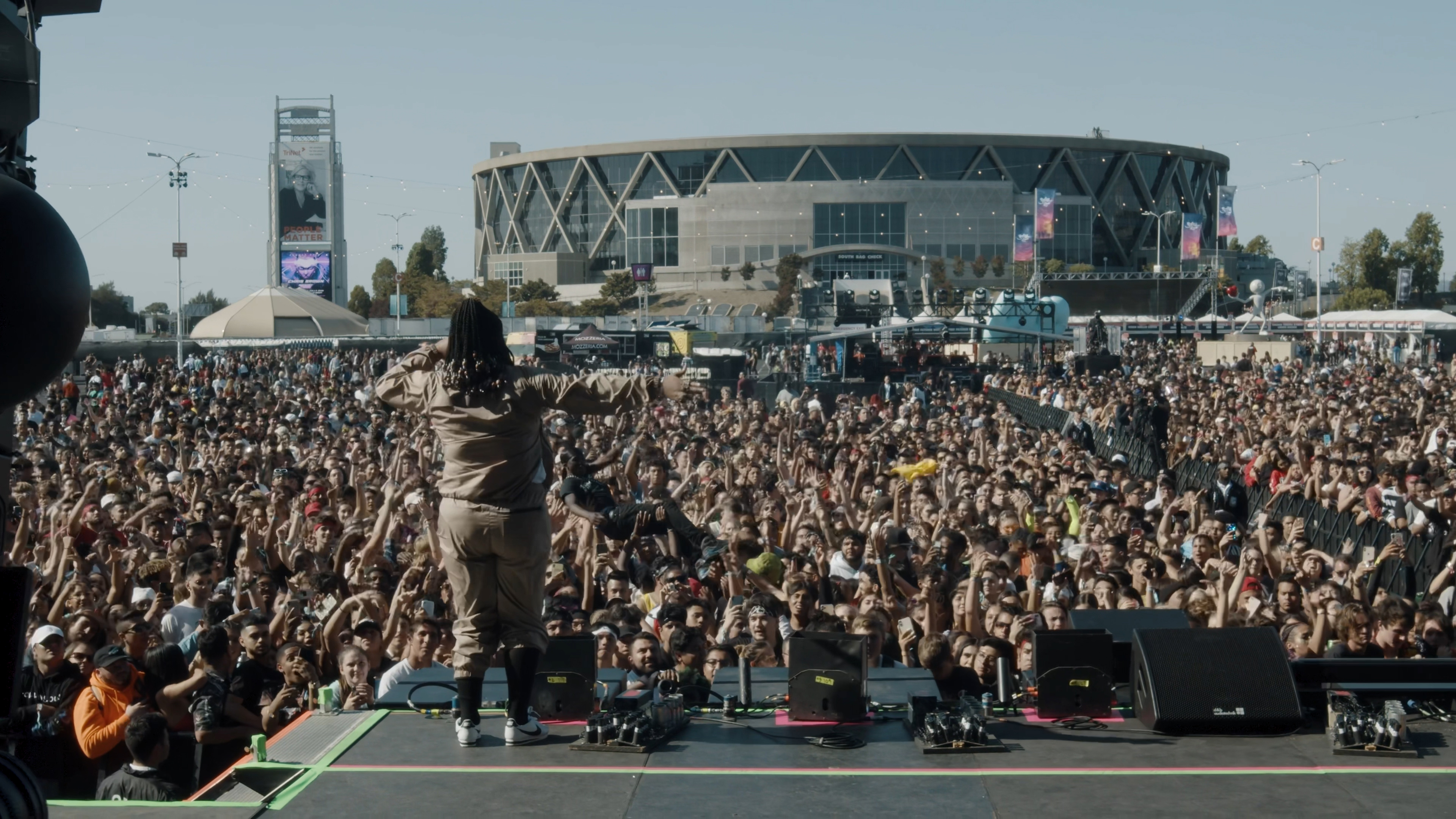 Kamaiyah performing in Oakland